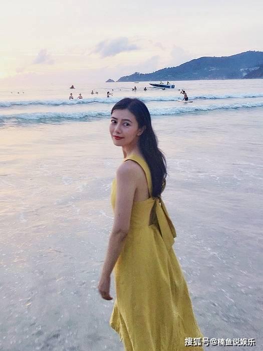 高圆圆海边度假照片,尽显女神魅力时光”